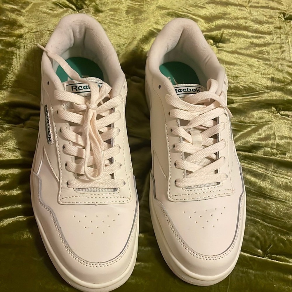 Vintage style Reebok shoes. Size 8 in men, fits like a woman’s 9.5